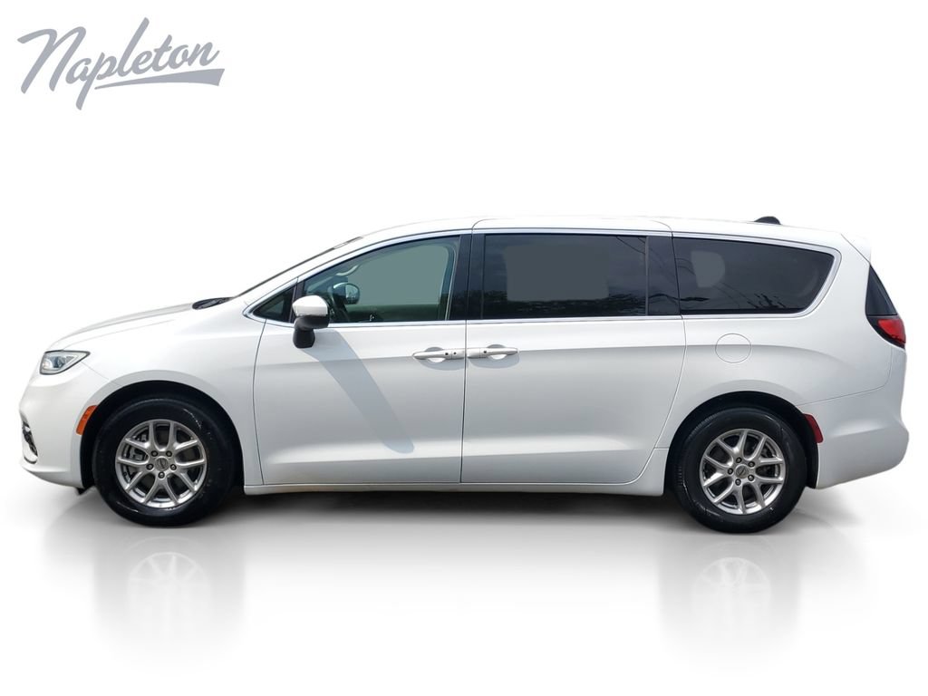 Used 2023 Chrysler Pacifica Touring-L FWD image 2