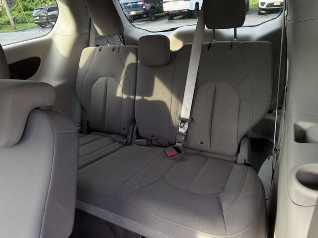 Used 2017 Chrysler Pacifica Touring w/ Tire & Wheel Group FWD image 24