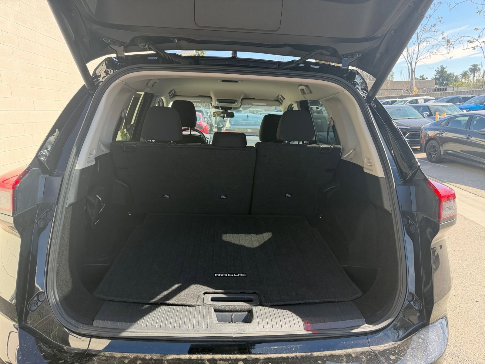 Used 2025 Nissan Rogue SV FWD image 33