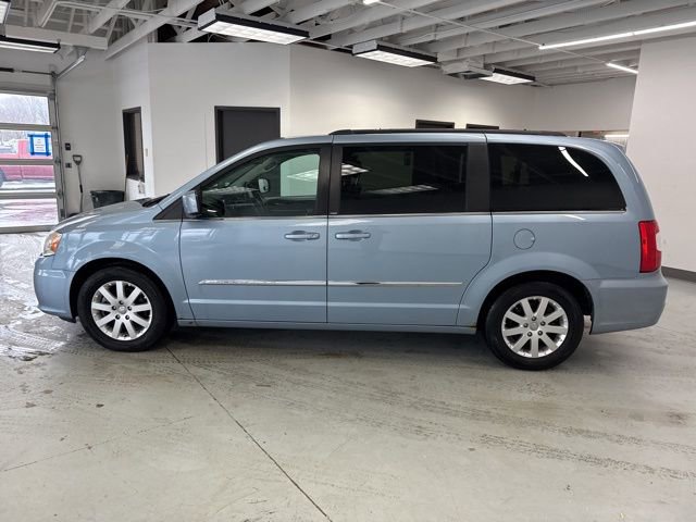 Used 2013 Chrysler Town & Country Touring image 6