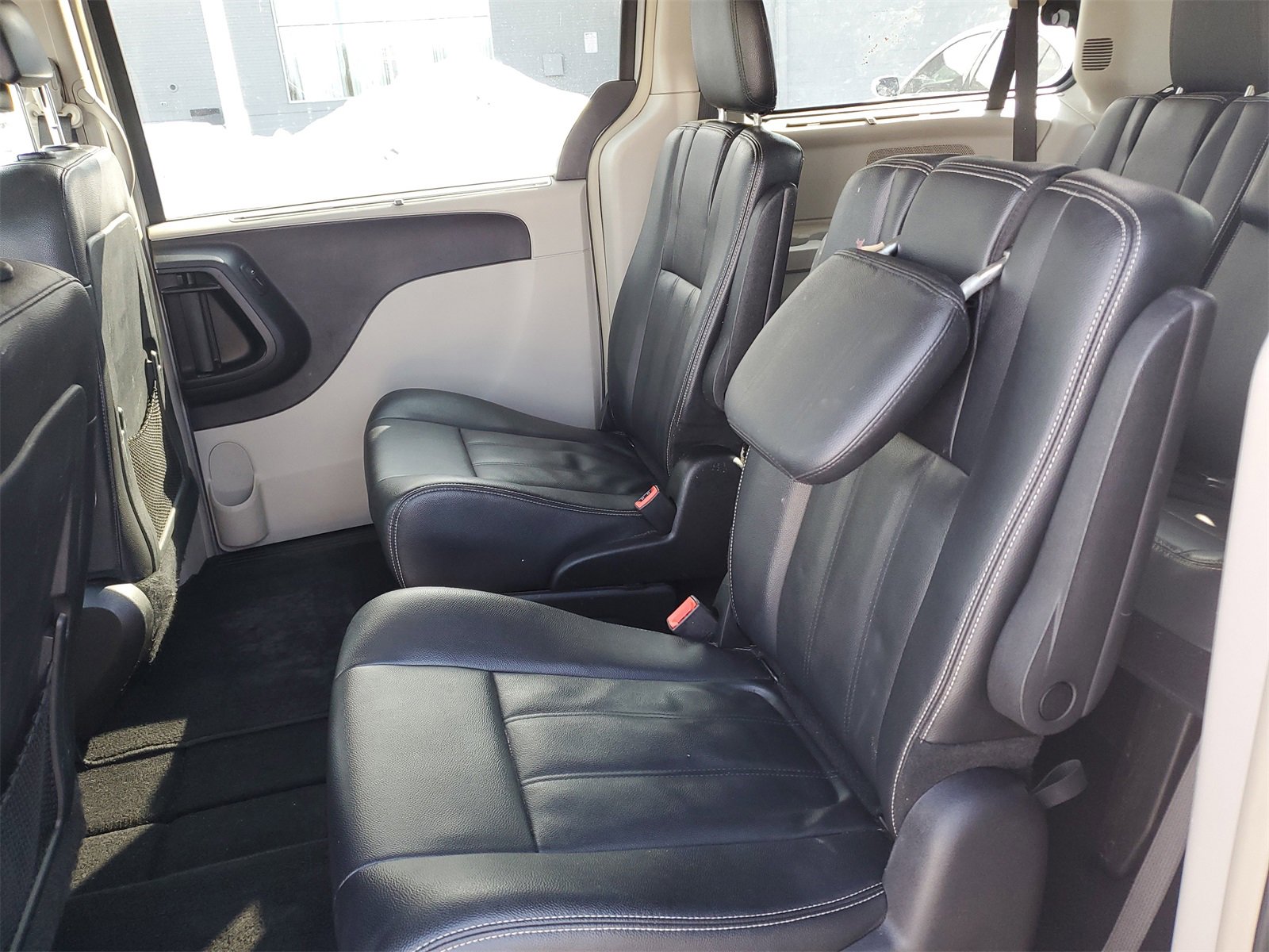 Used 2016 Chrysler Town & Country Touring image 13