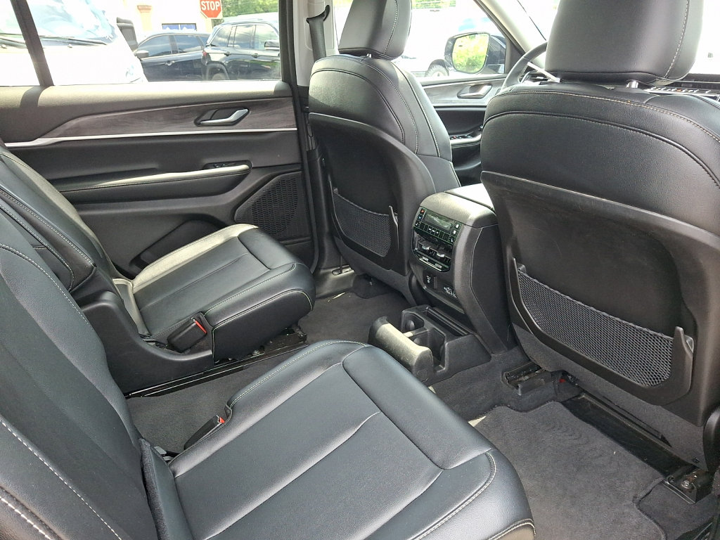 Used 2023 Jeep Grand Cherokee L Limited AWD/4WD image 19