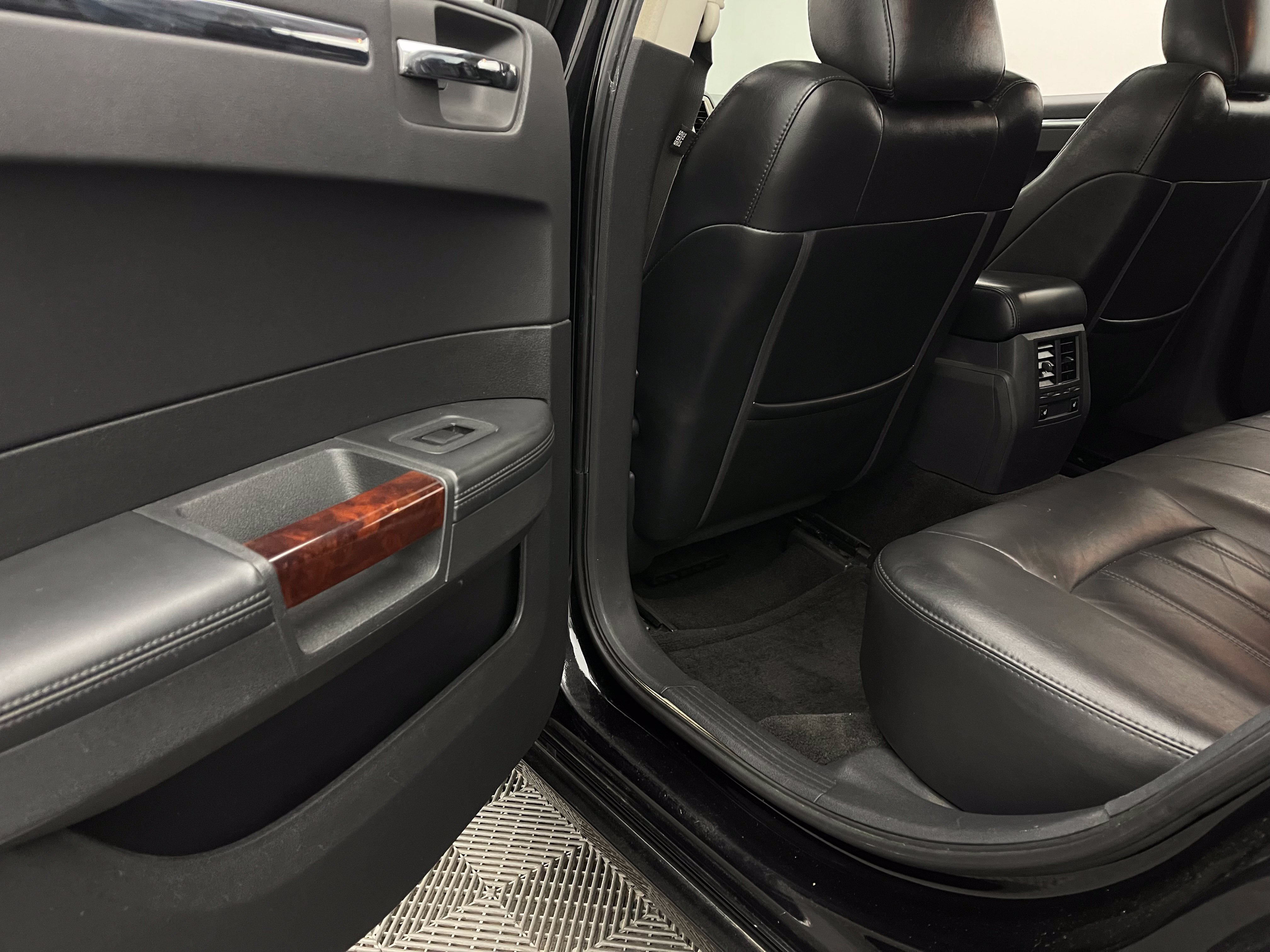Used 2009 Chrysler 300 C w/ Luxury Group II RWD image 40