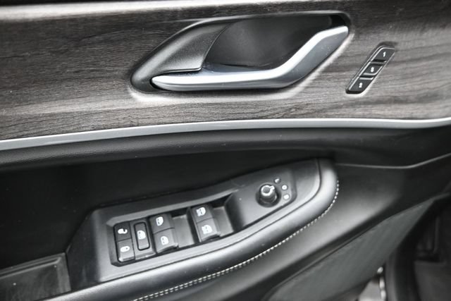 Used 2023 Jeep Grand Cherokee Limited w/ Black Appearance Package AWD/4WD image 19