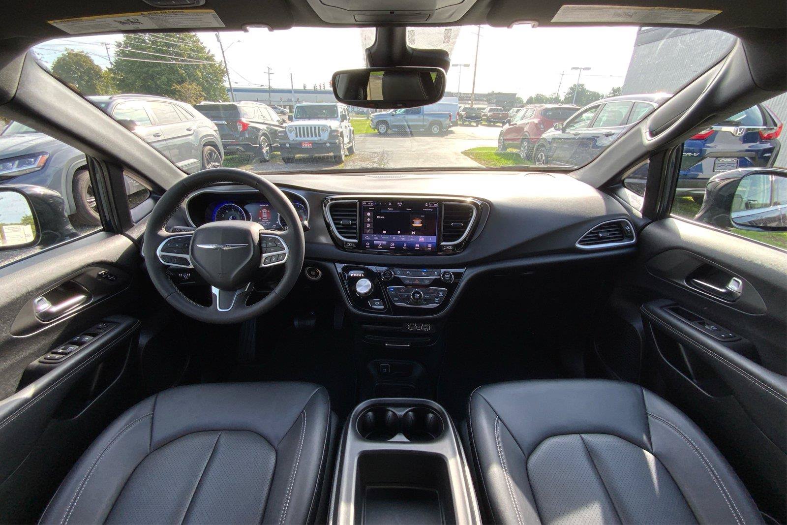 Used 2025 Chrysler Pacifica Select FWD image 31