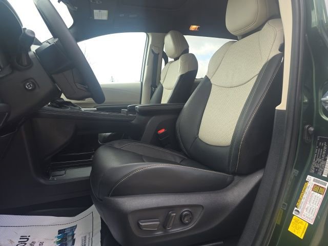 Used 2025 Toyota Sienna Platinum image 9