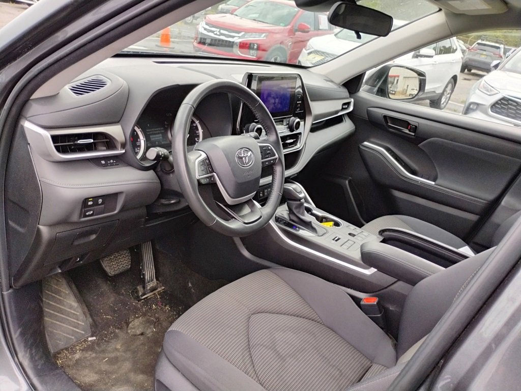 Used 2024 Toyota Highlander LE image 10