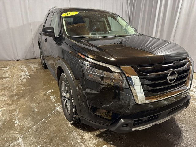 Used 2025 Nissan Pathfinder SL image 2