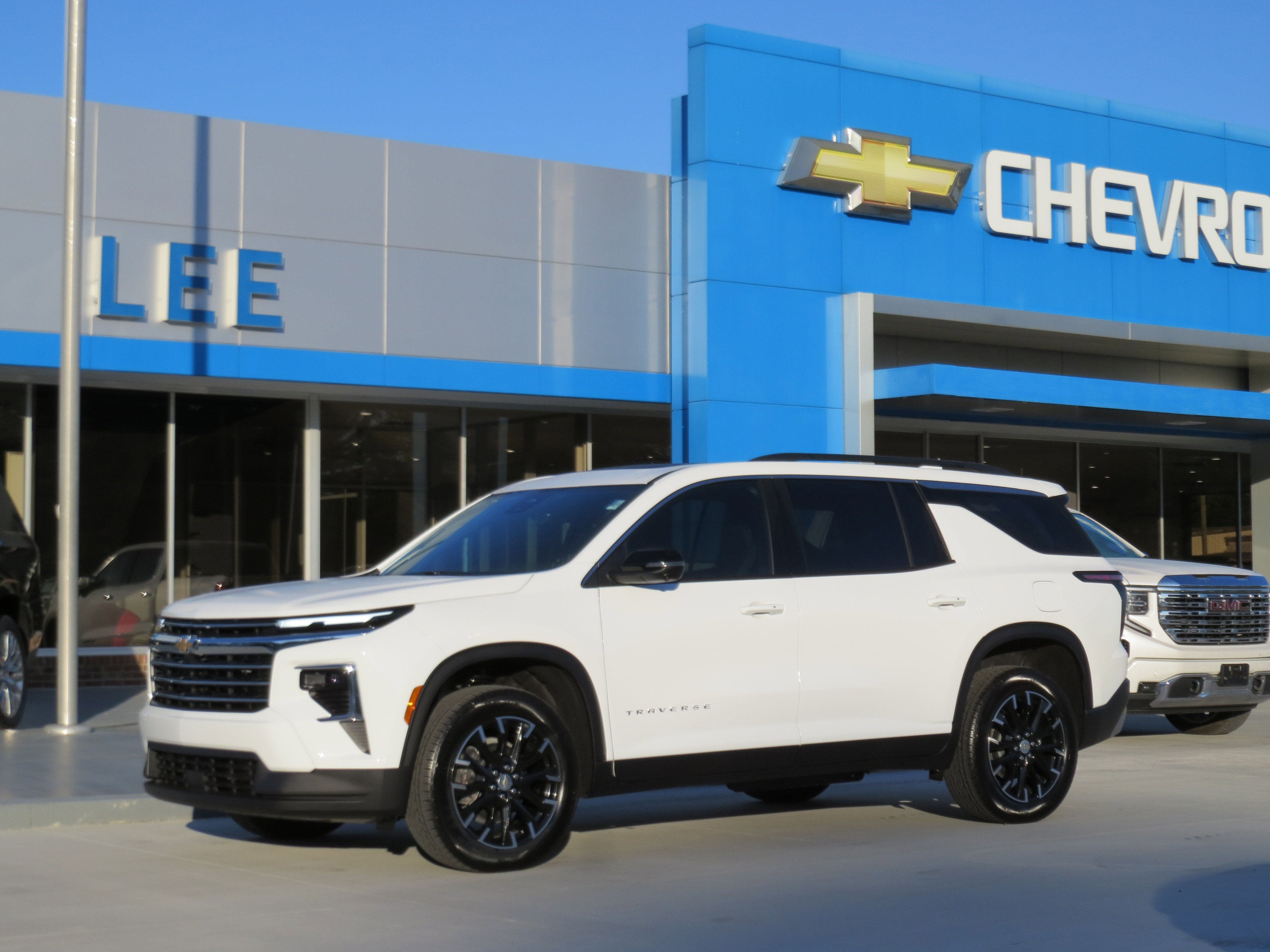 New 2026 Chevrolet Traverse LT w/ Sun and Wheel Package FWD image 2