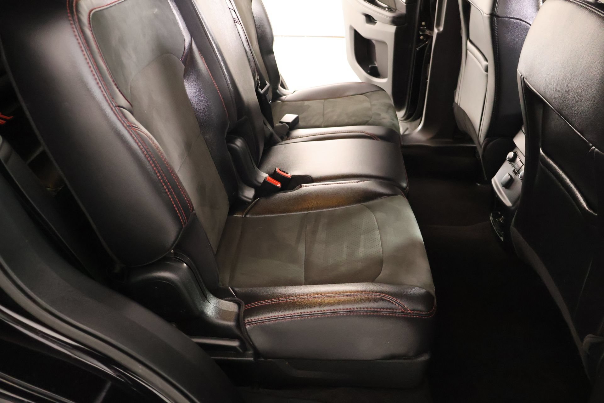 Used 2019 Ford Explorer XLT w/ Equipment Group 202A FWD image 16