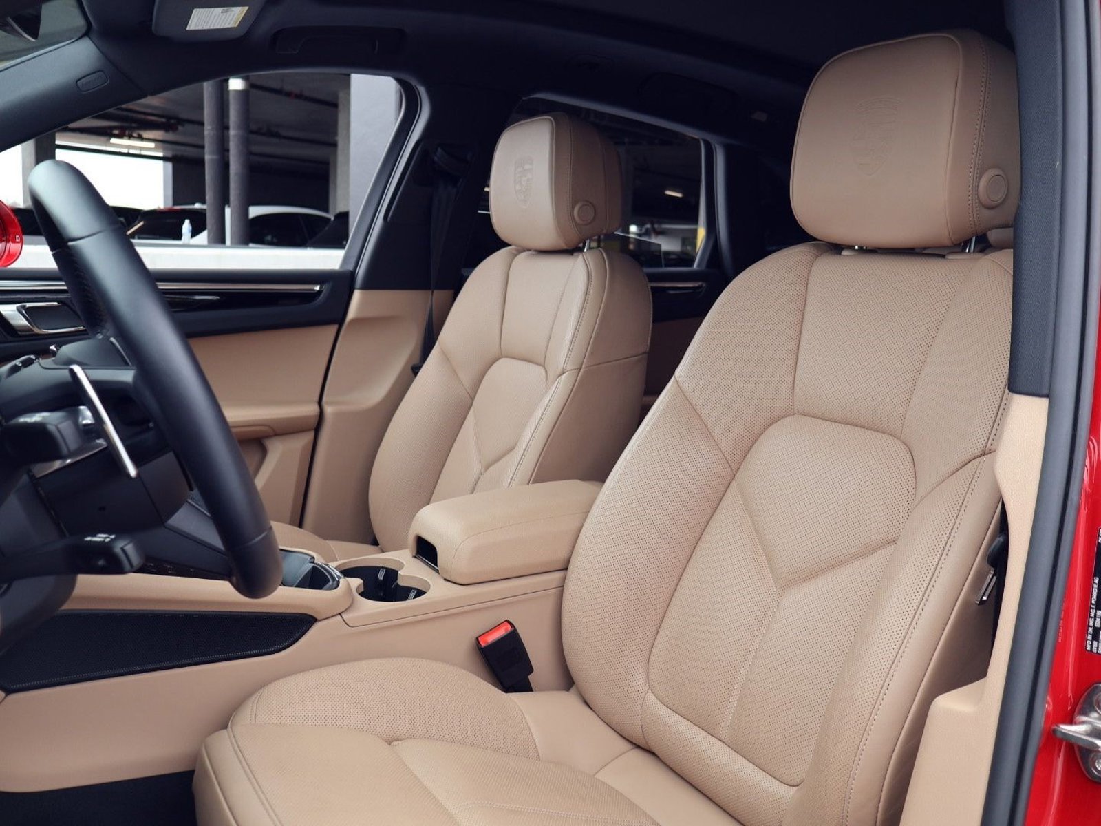 Certified 2025 Porsche Macan AWD/4WD image 5