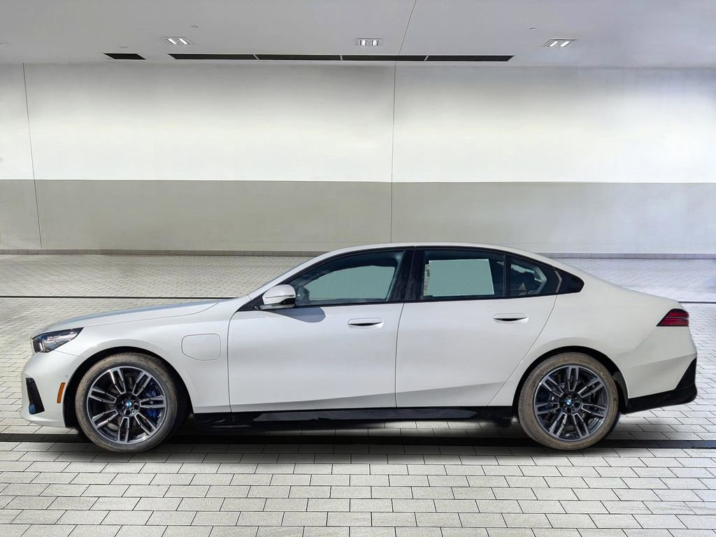 New 2026 BMW 550e xDrive w/ Premium Package image 2