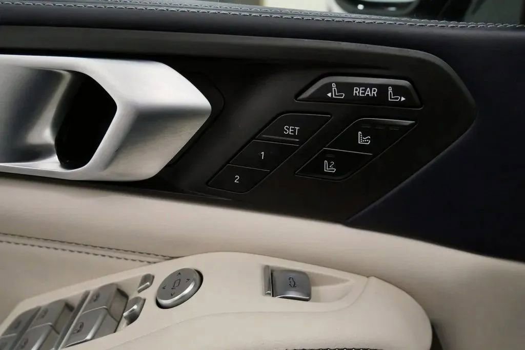 Used 2022 BMW X7 M50i image 16