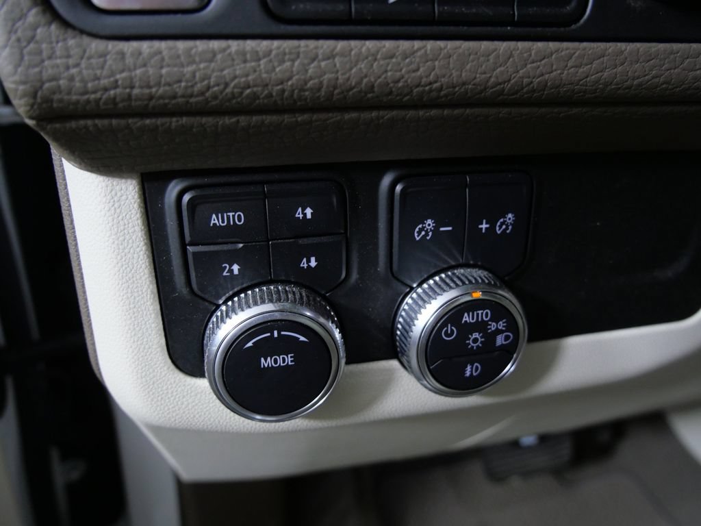 Used 2022 GMC Yukon XL Denali AWD/4WD image 16