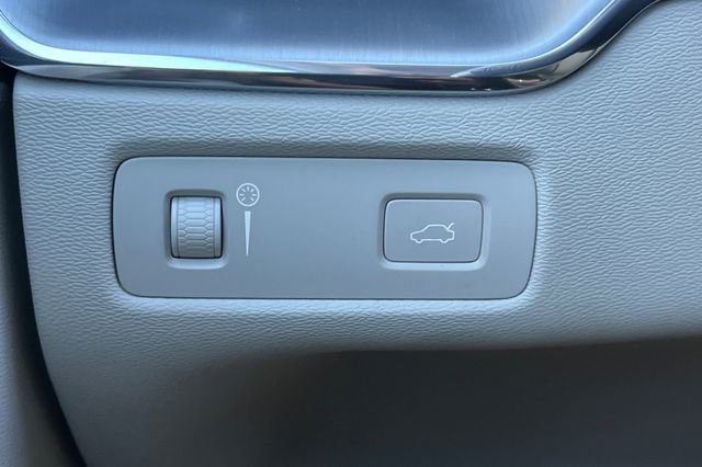 Used 2018 Volvo XC60 T6 Momentum w/ Convenience Package image 32