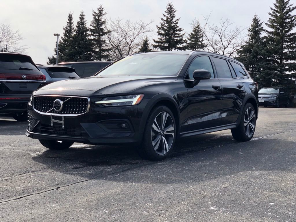 Used 2025 Volvo V60 B5 Cross Country Plus image 3