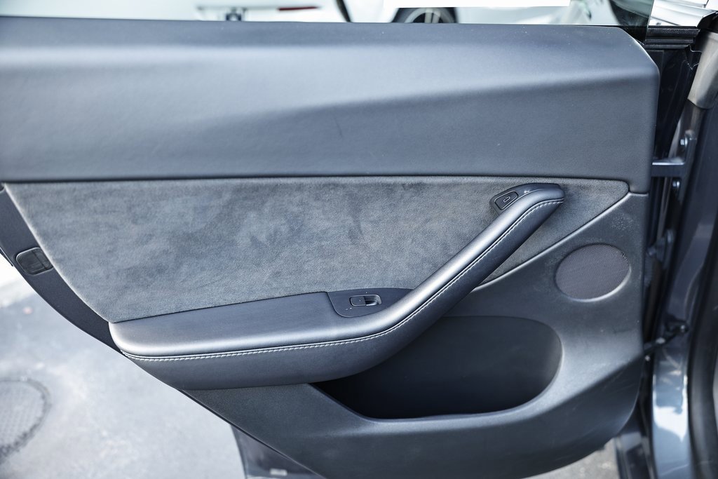 Used 2022 Tesla Model Y Long Range image 21