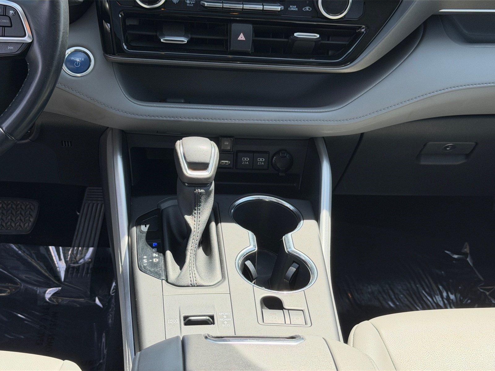 Used 2020 Toyota Highlander XLE AWD/4WD image 19