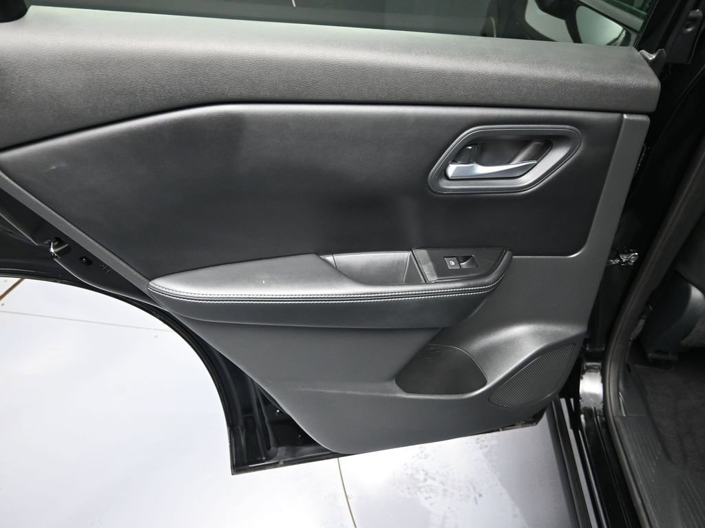 Used 2025 Nissan Rogue SV image 28