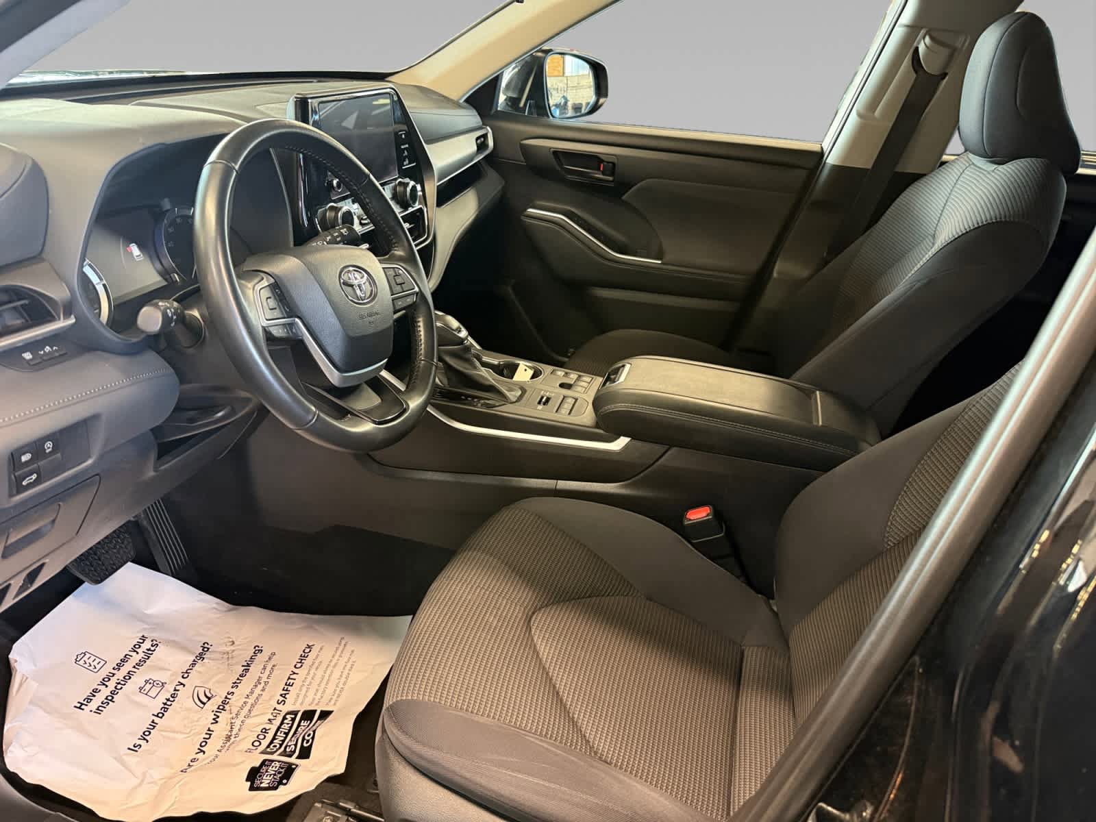 Used 2023 Toyota Highlander LE AWD/4WD image 9
