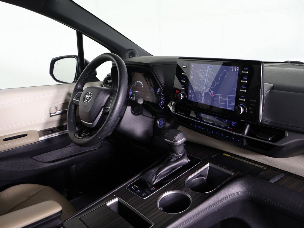 Used 2022 Toyota Sienna Limited image 27