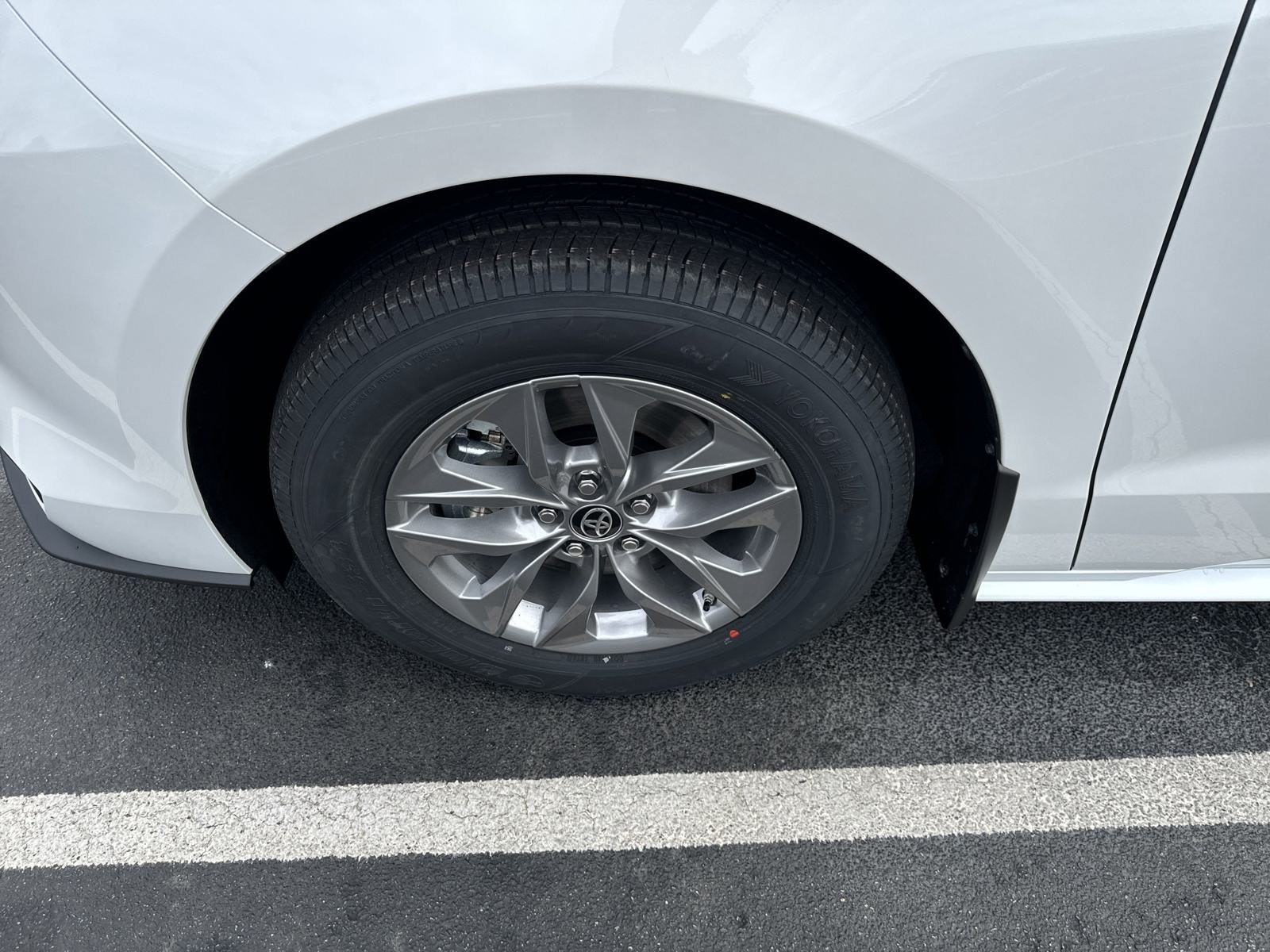 New 2025 Toyota Sienna XLE FWD image 9
