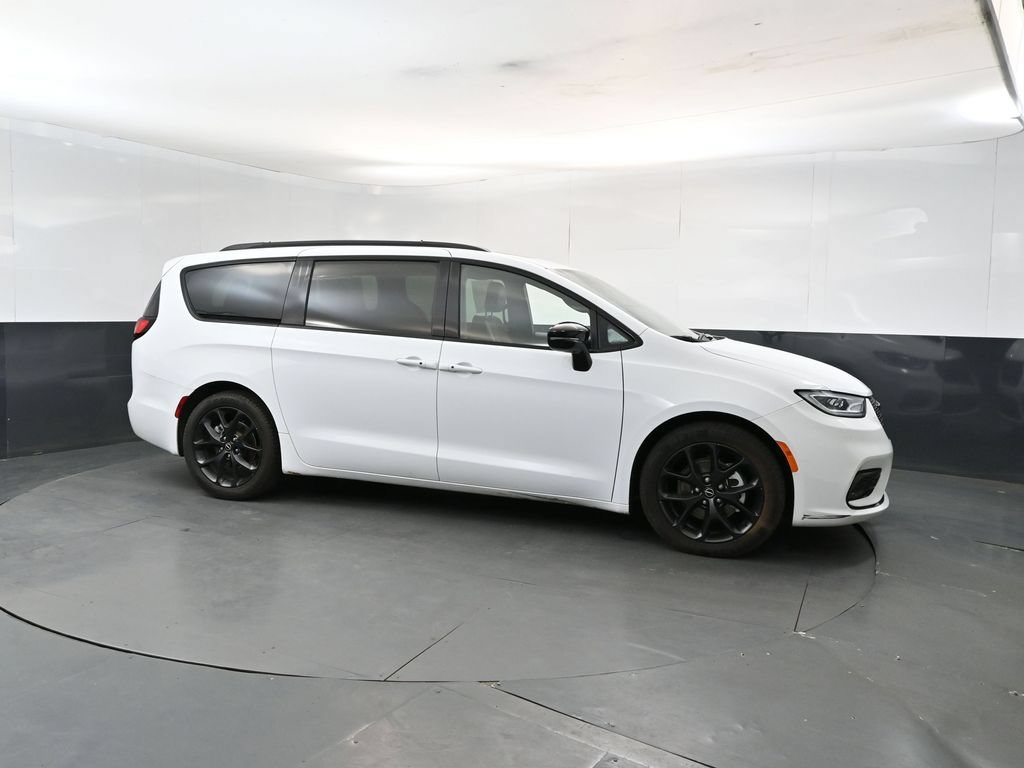 Used 2025 Chrysler Pacifica Limited FWD image 7