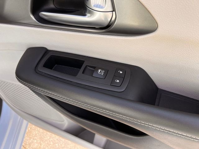 Used 2024 Chrysler Pacifica Select image 30