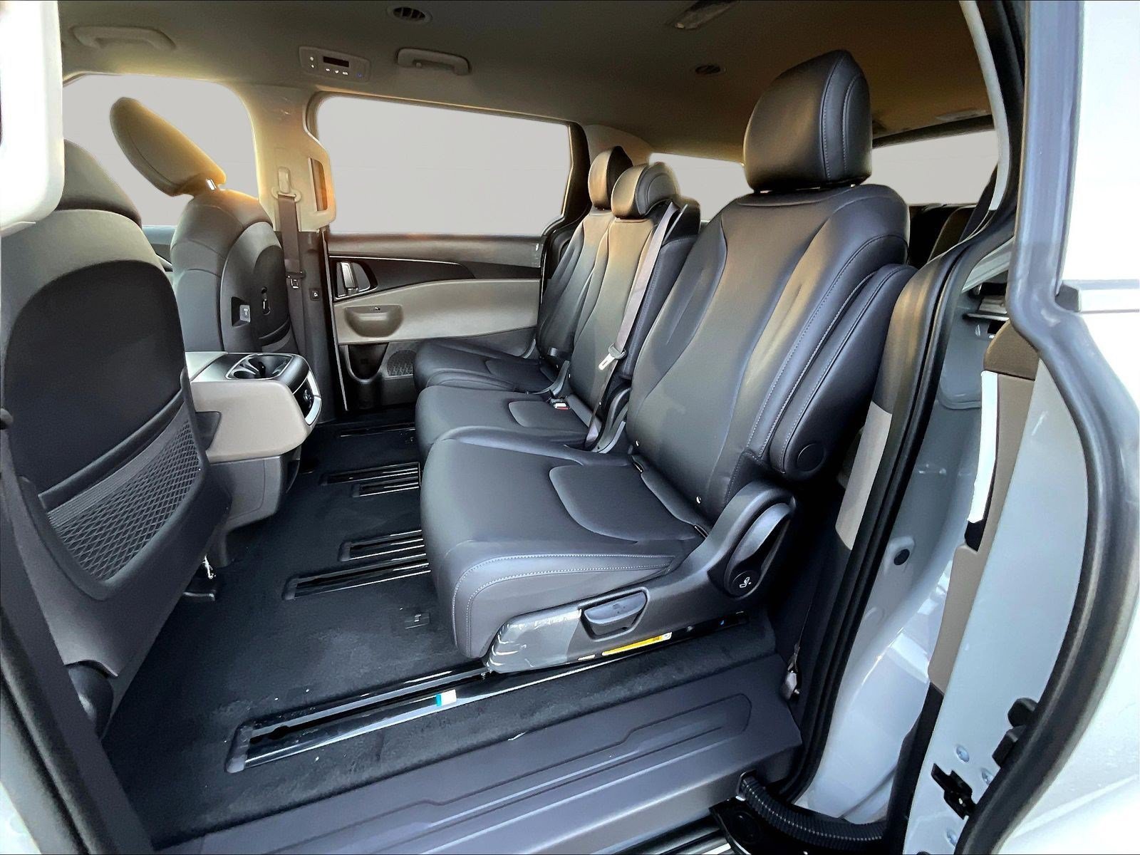 New 2027 Kia Carnival FWD image 18