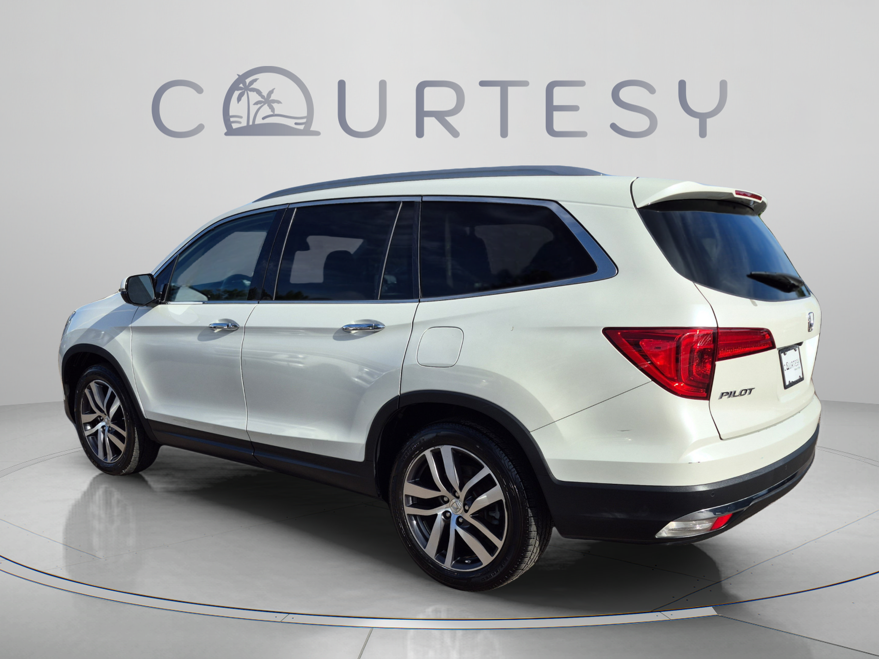 Used 2017 Honda Pilot Touring image 3