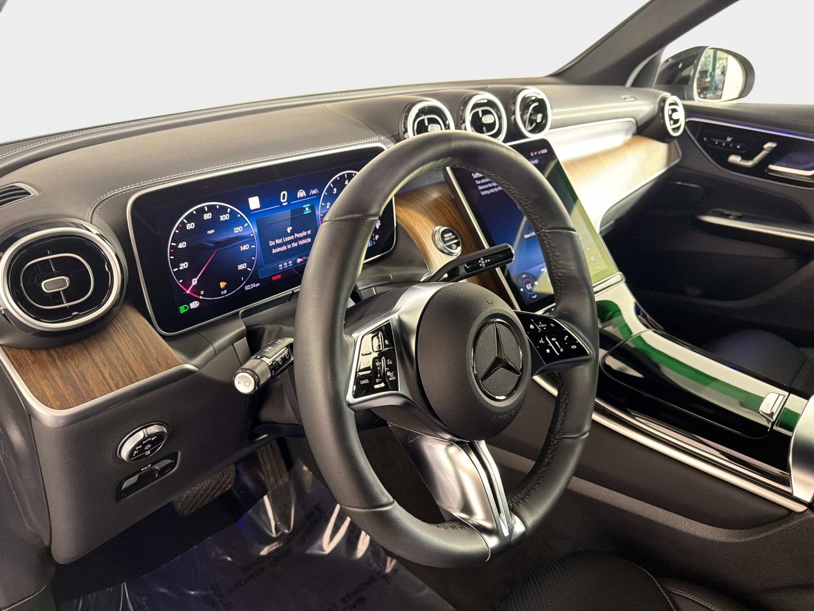 Used 2025 Mercedes-Benz GLC 300 4MATIC image 40