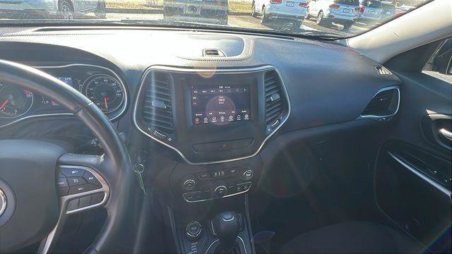 Used 2019 Jeep Cherokee Latitude w/ Cold Weather Group image 27