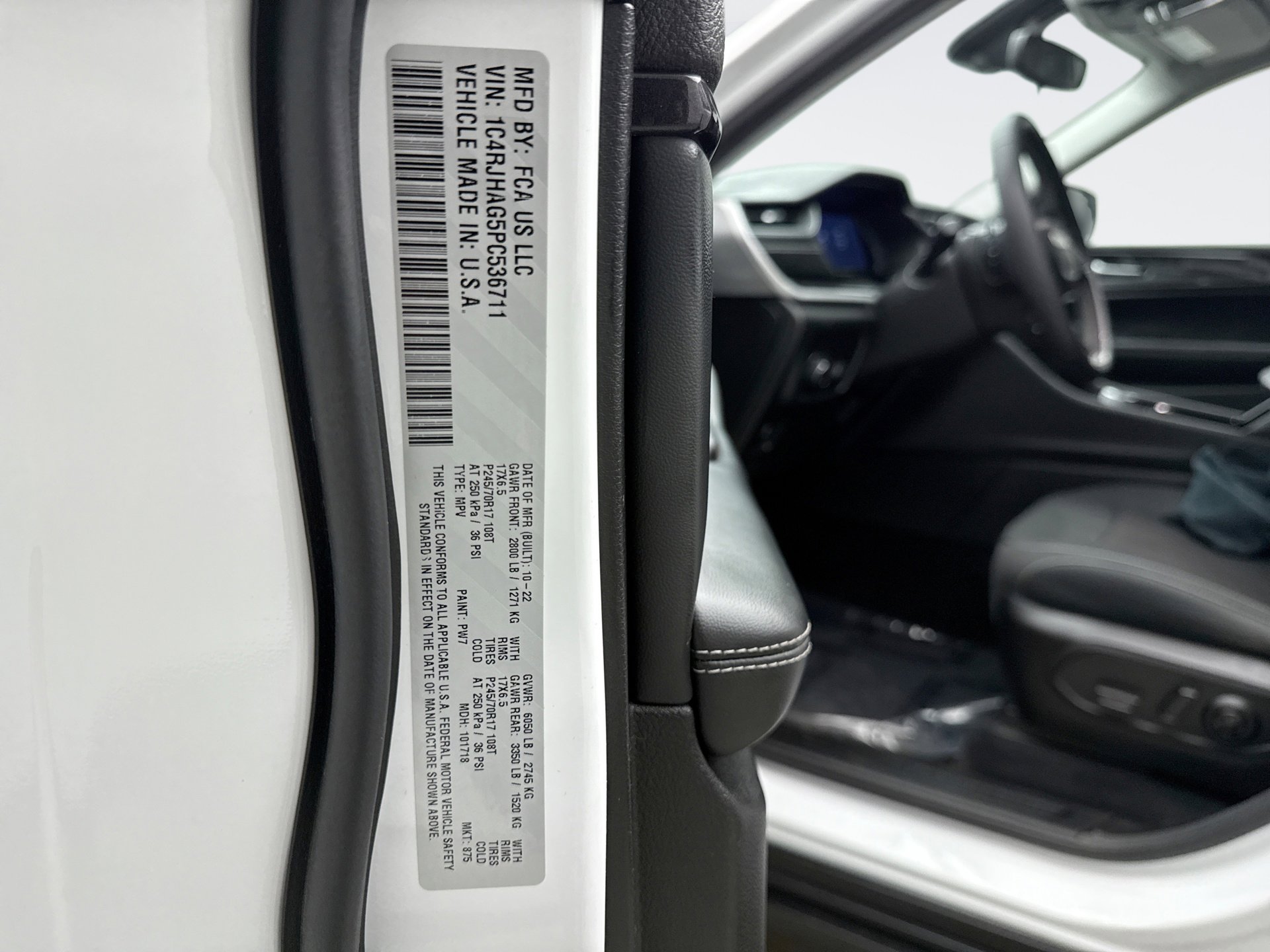 Used 2023 Jeep Grand Cherokee Laredo AWD/4WD image 23