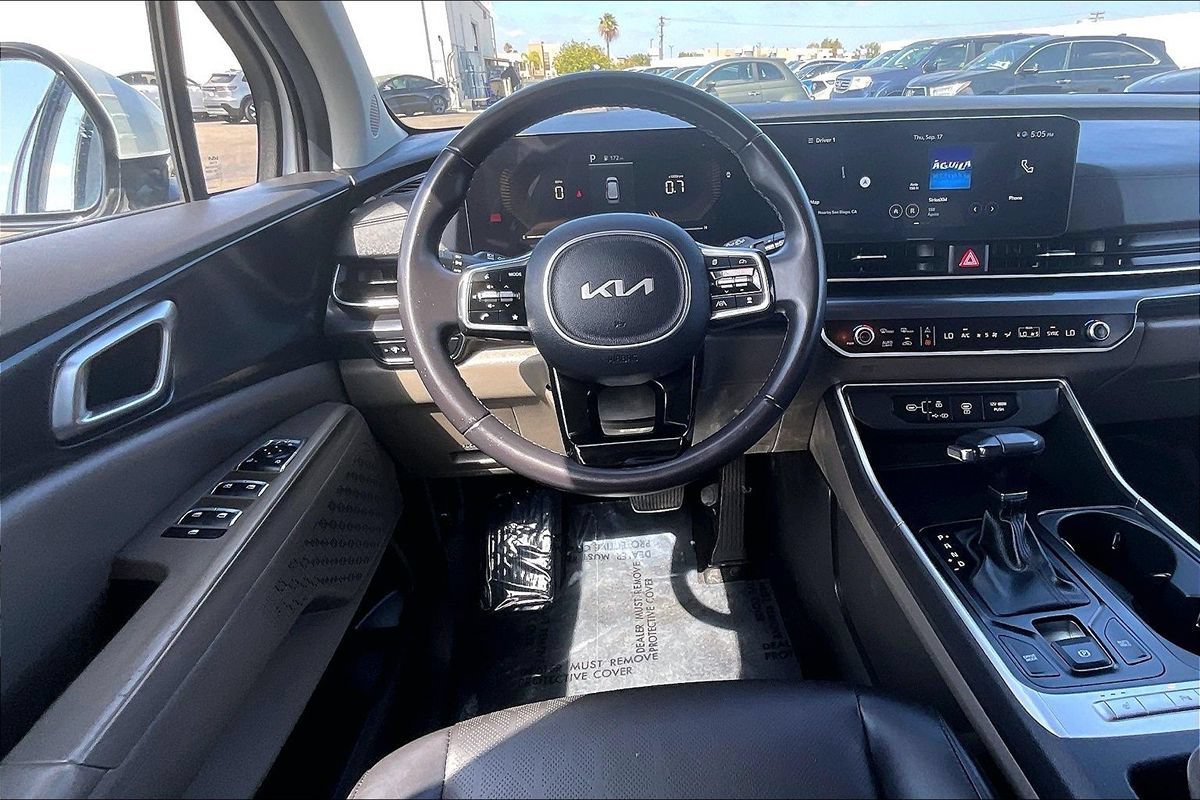 Used 2025 Kia Carnival FWD image 33