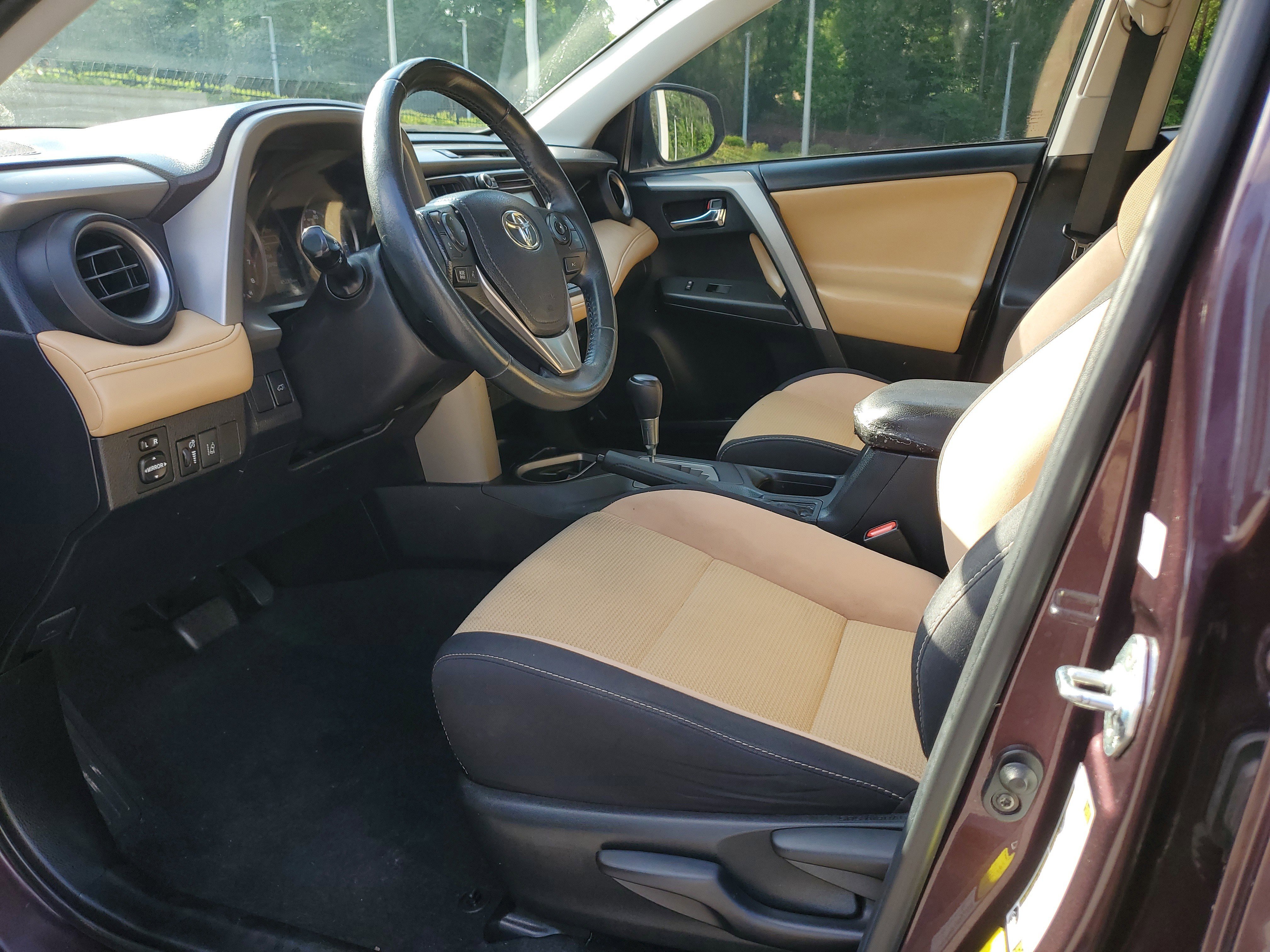 Used 2018 Toyota RAV4 XLE FWD image 17