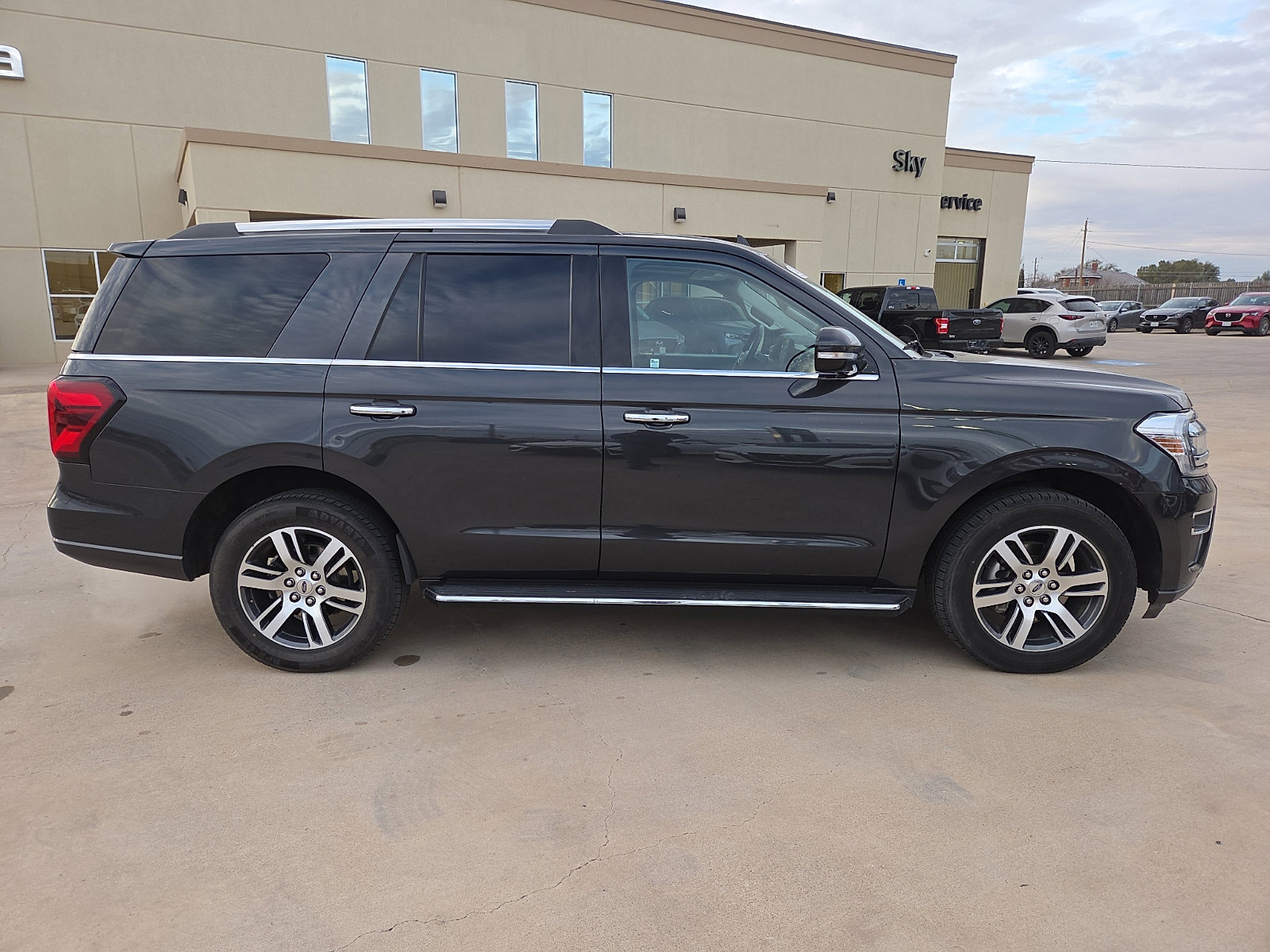 Used 2023 Ford Expedition Limited image 6