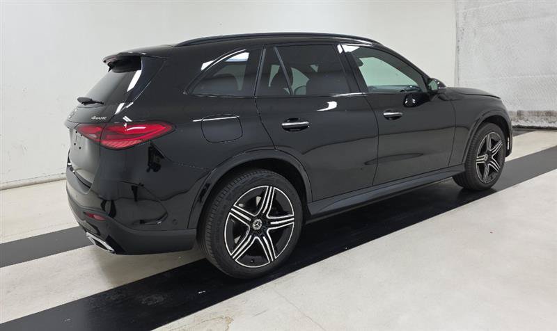 Used 2025 Mercedes-Benz GLC 350e 4MATIC w/ AMG Line image 4