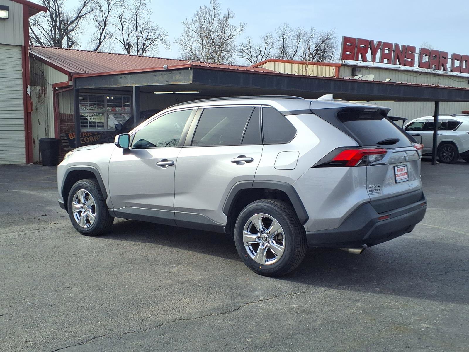 Used 2021 Toyota RAV4 XLE w/ Convenience Package image 3