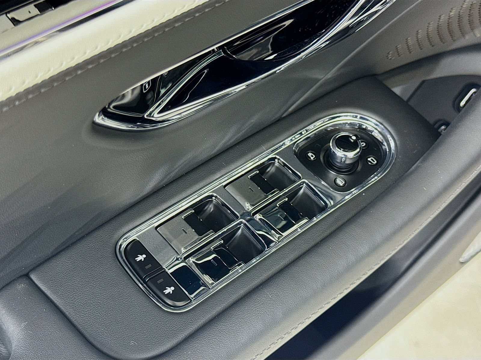 Used 2025 Bentley Flying Spur Plug-In Hybrid AWD/4WD image 17