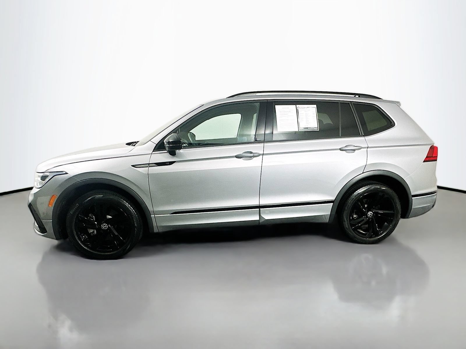 Used 2023 Volkswagen Tiguan SE R-Line AWD/4WD image 4