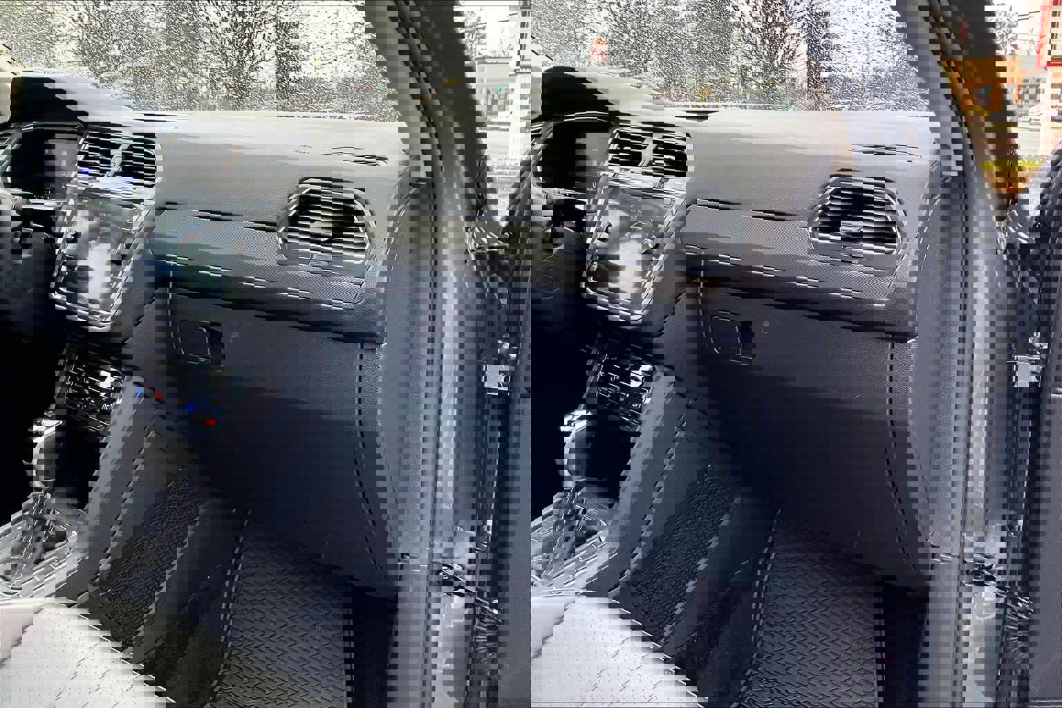 Used 2022 Volkswagen Tiguan SE w/ Panoramic Sunroof Package image 19