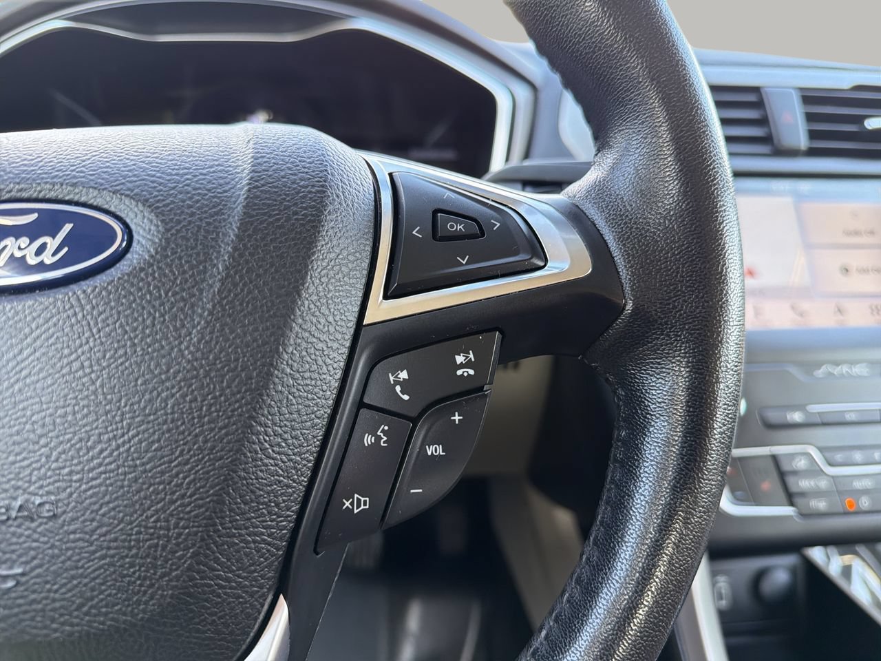 Used 2019 Ford Fusion SEL FWD image 29