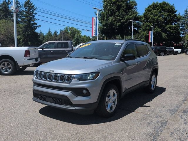 Used 2024 Jeep Compass Latitude w/ Convenience Group AWD/4WD image 7