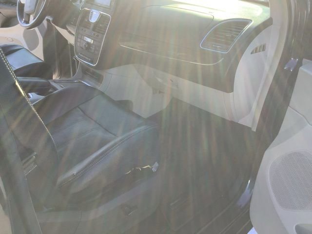 Used 2014 Chrysler Town & Country Touring-L w/ Driver Convenience Group image 22