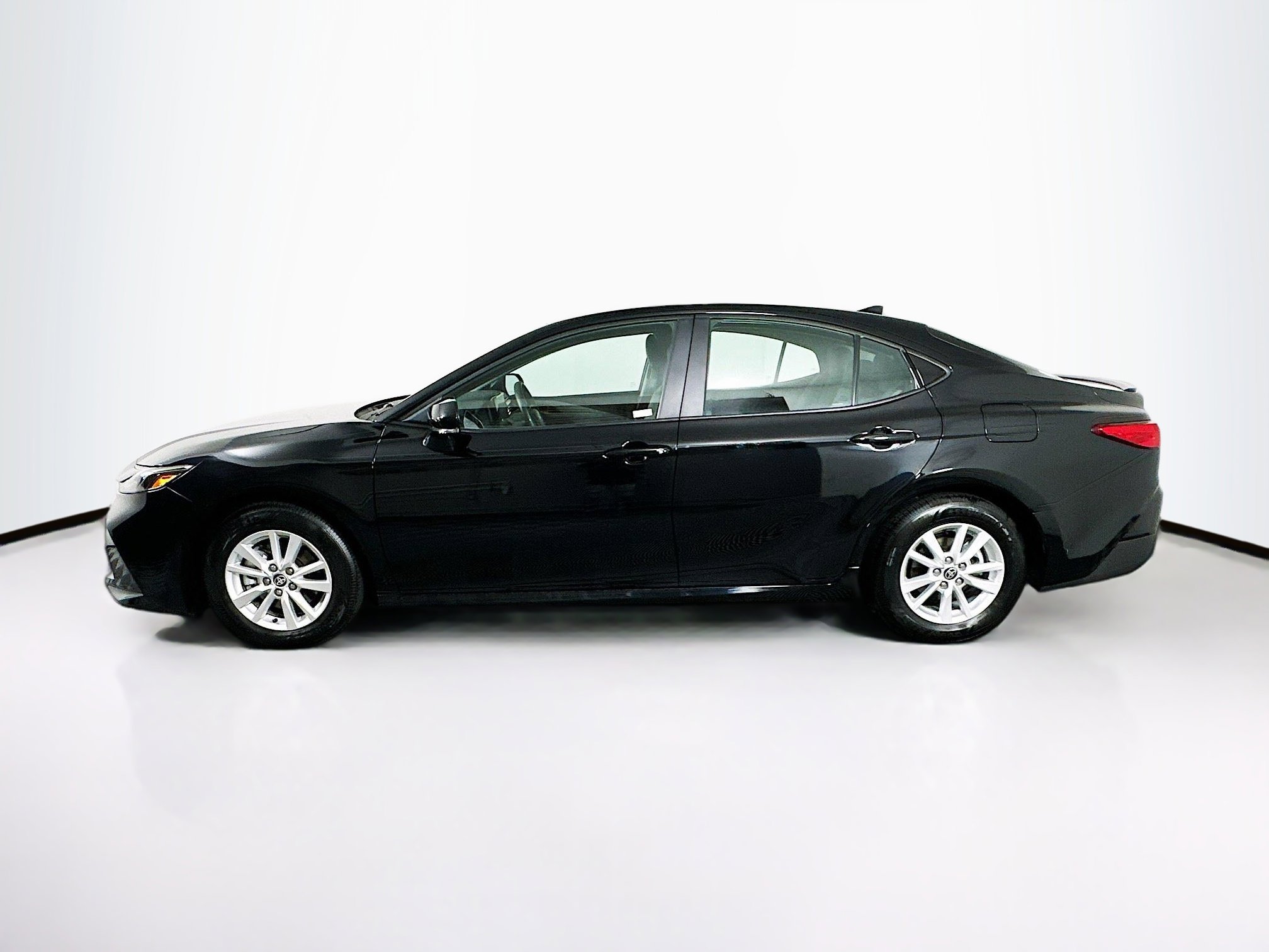 Used 2025 Toyota Camry LE image 4
