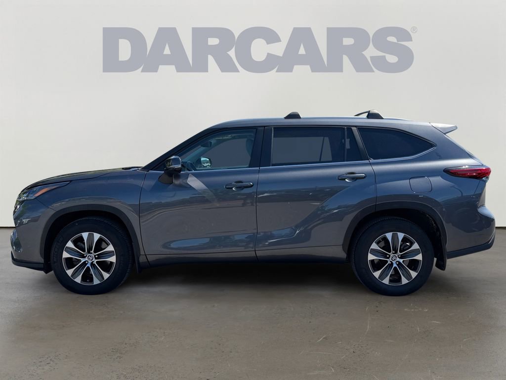 Used 2023 Toyota Highlander XLE AWD/4WD image 3