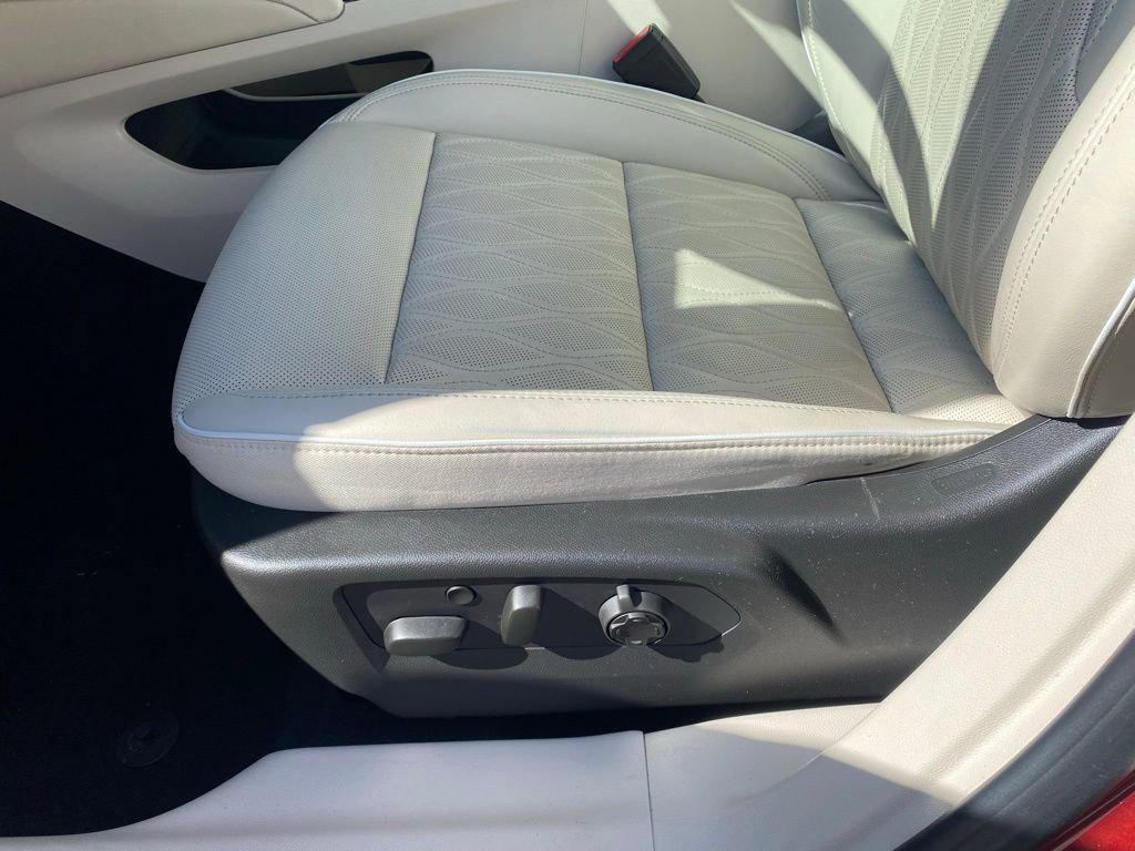 Used 2022 Buick Envision Avenir w/ Technology Package II image 11