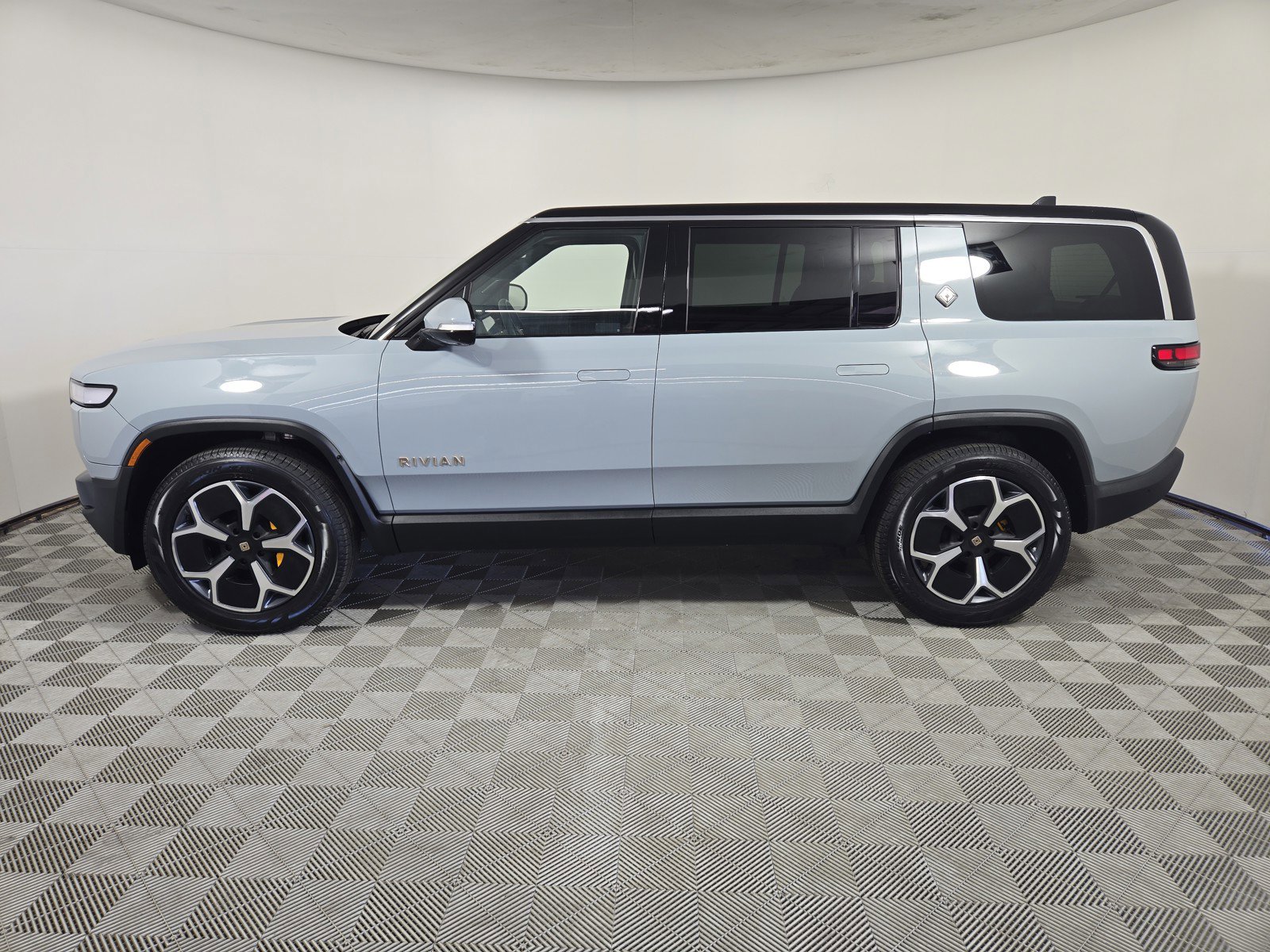 Used 2024 Rivian R1S Adventure AWD/4WD image 2
