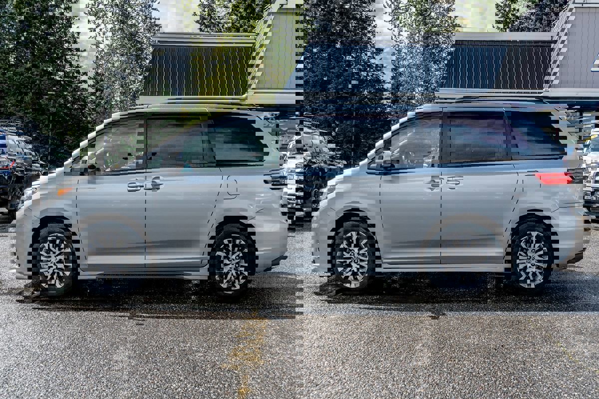 Used 2020 Toyota Sienna XLE FWD image 14