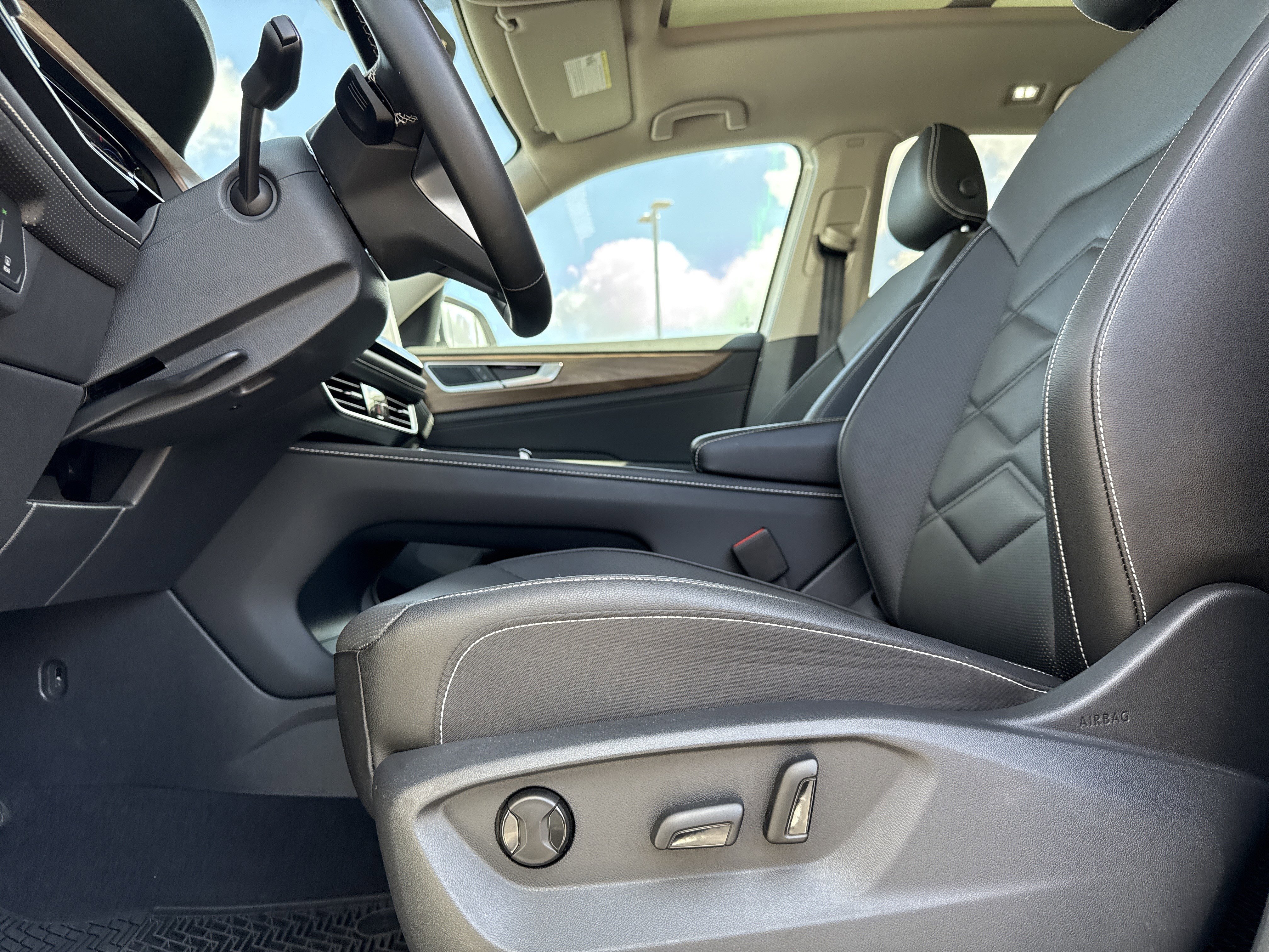 Used 2025 Volkswagen Atlas SE image 16